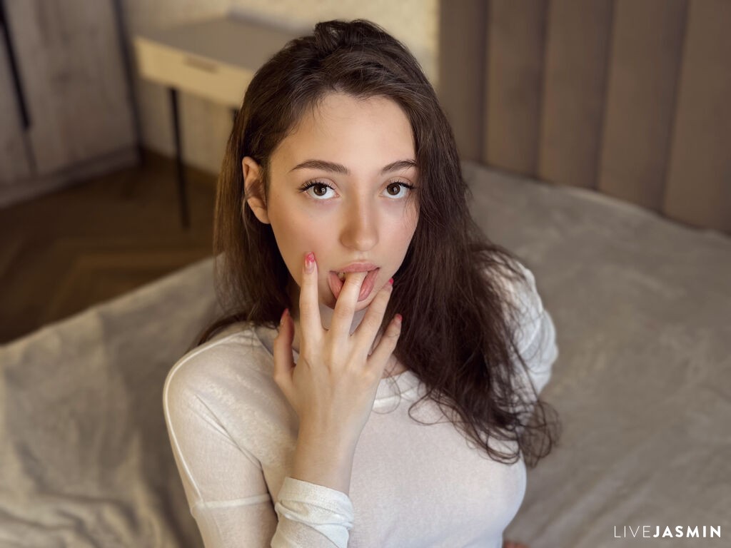 MiaQueenie model profile and live status