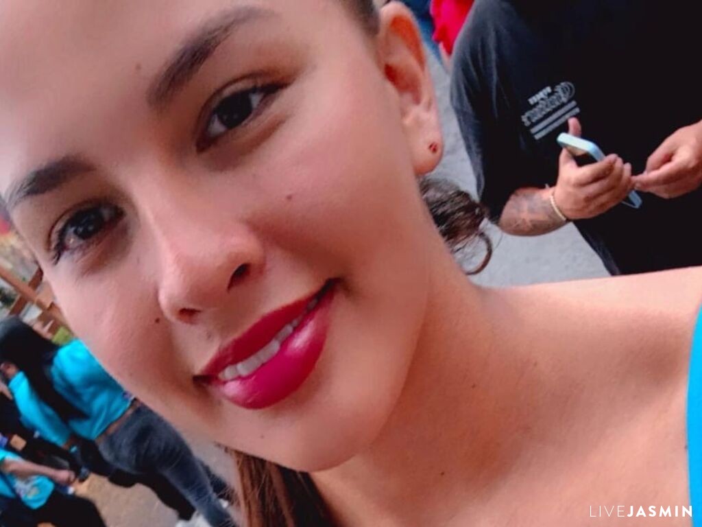 MiaRosele model profile and live status