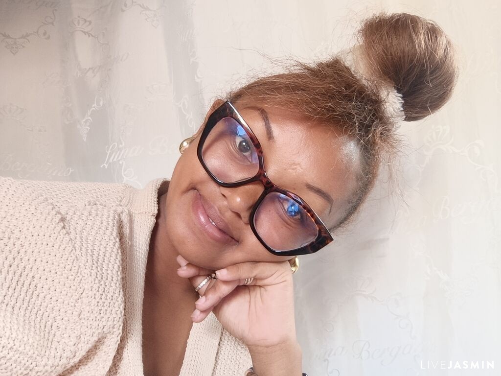 Cam girl profile image for Miadea