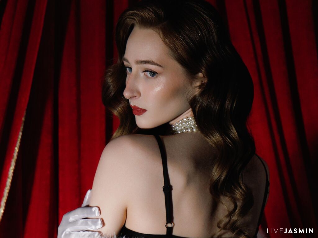 MichaelaDelly model profile and live status
