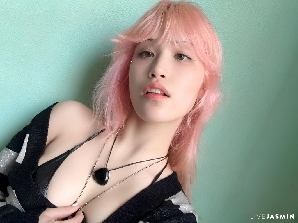 Cam girl profile image for MikuLangly