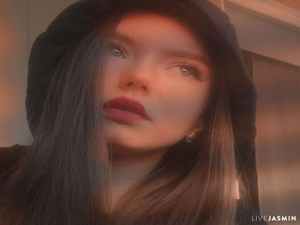 MilaLyra model profile and live status