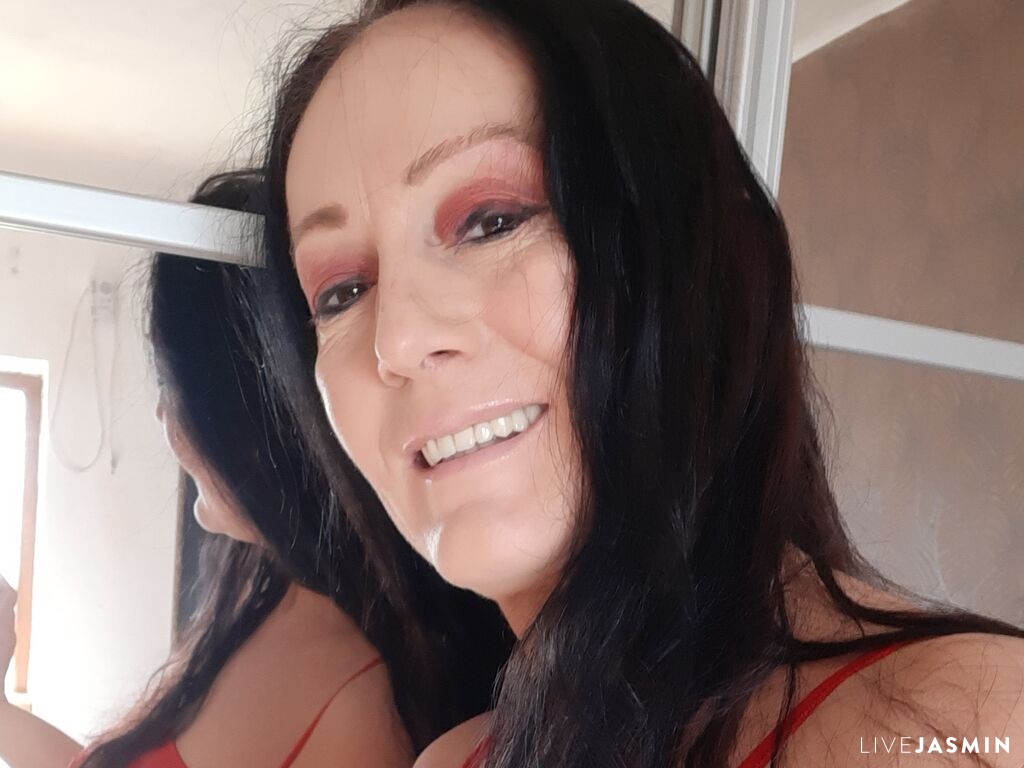 MilaMiluta model profile and live status