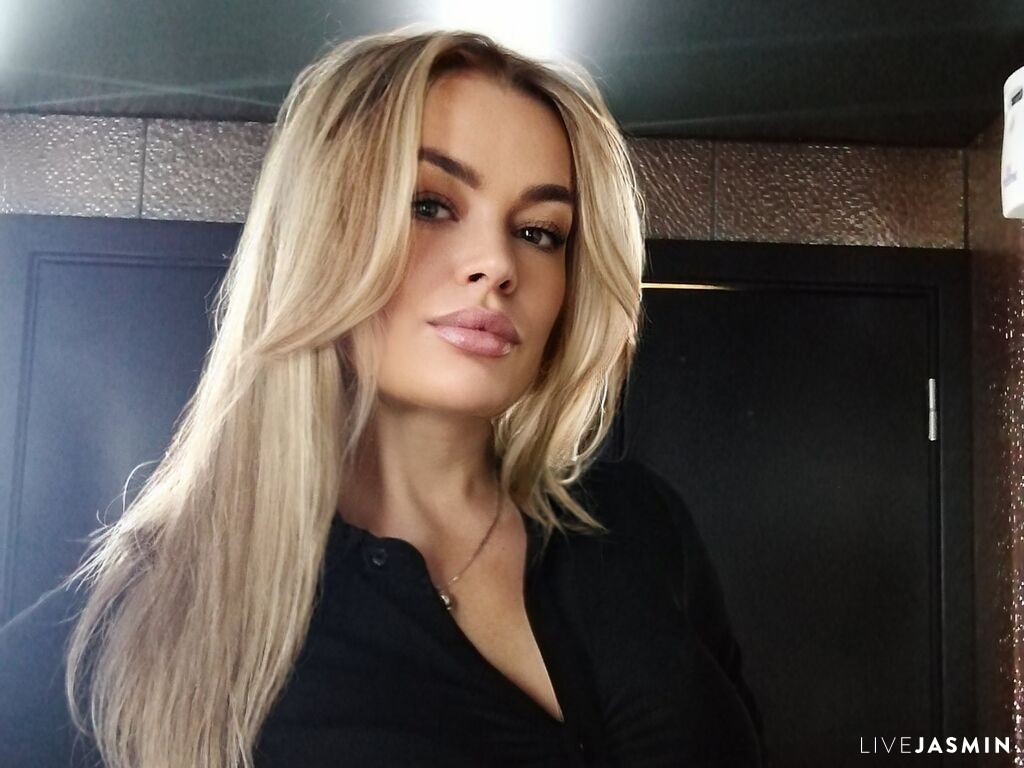 View MilenaBia live cam profile