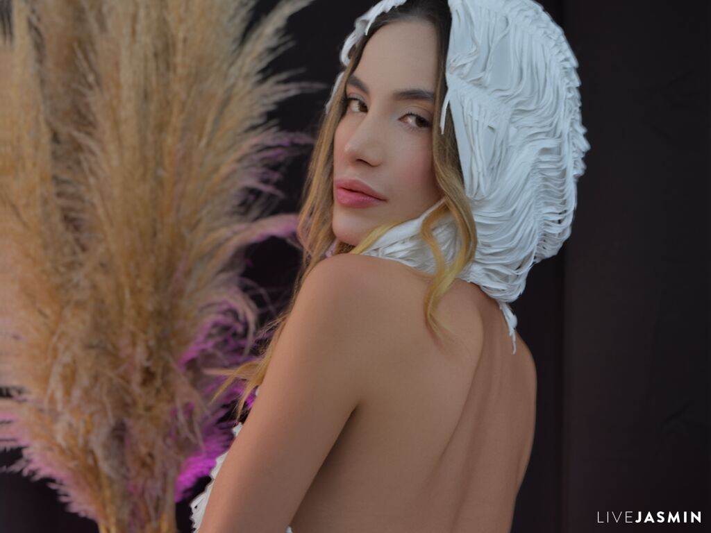 Cam girl profile image for MileysaCalisse