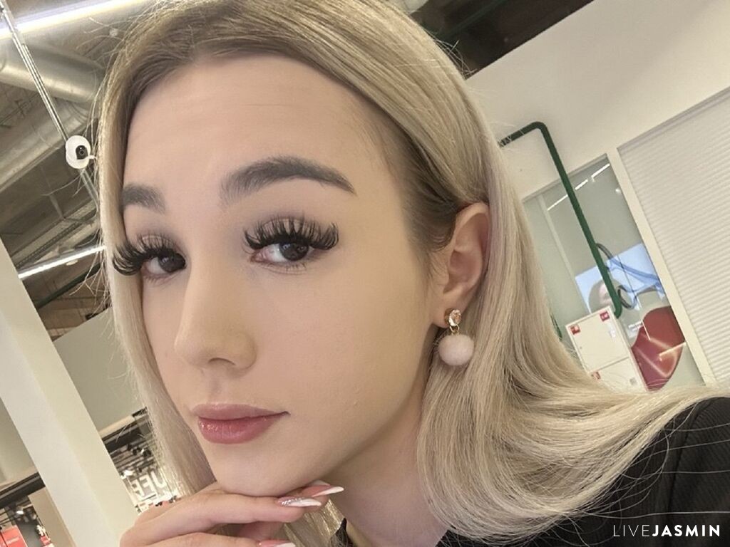 Cam girl profile image for MollieClasby