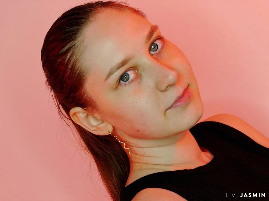 Cam girl profile image for MollyMoretti