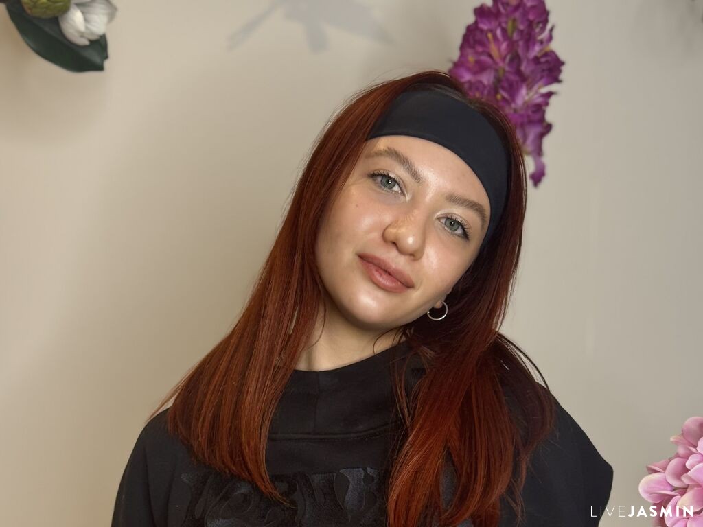 Cam girl profile image for MonaDobin