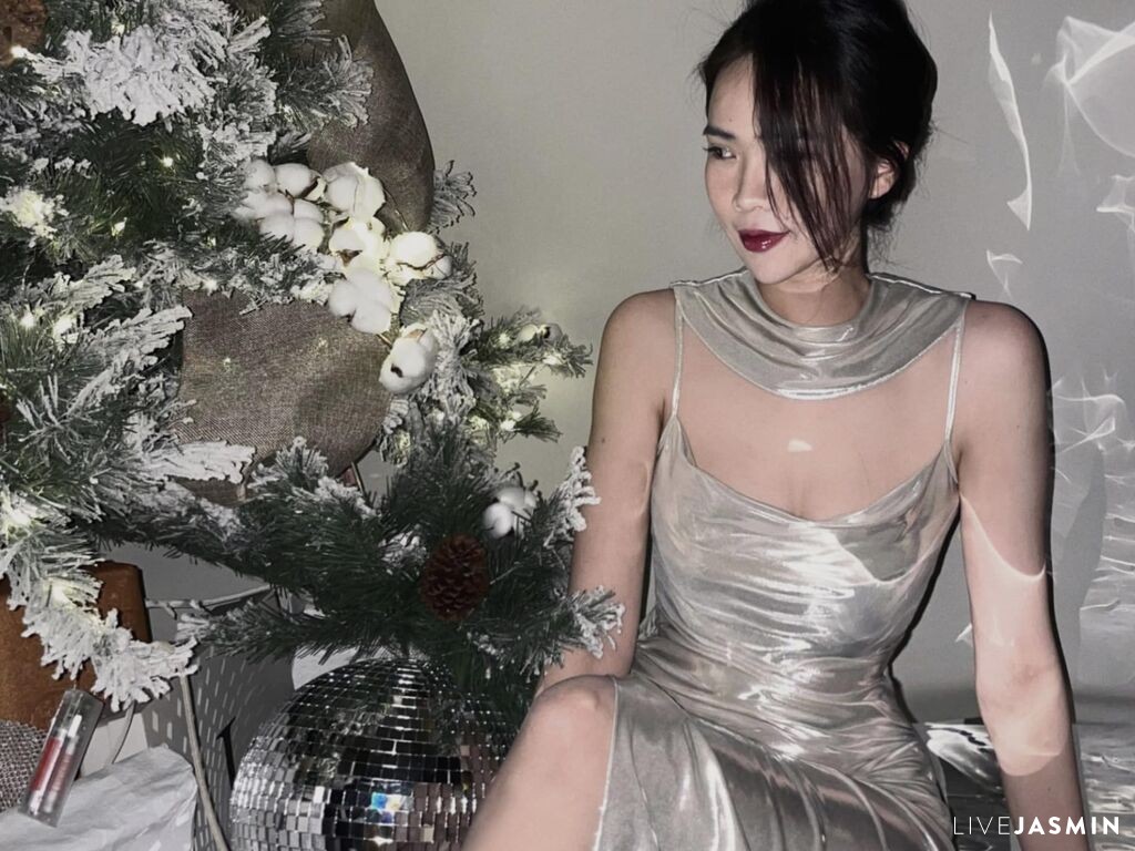 Cam girl profile image for MonicaMendozo