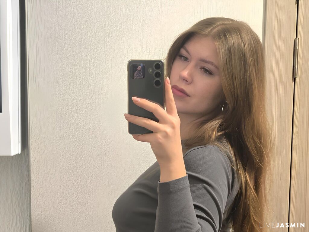MoraLamons live cam girl profile