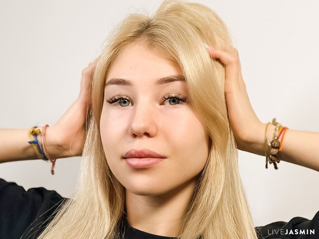 MoraSobie model profile and live status