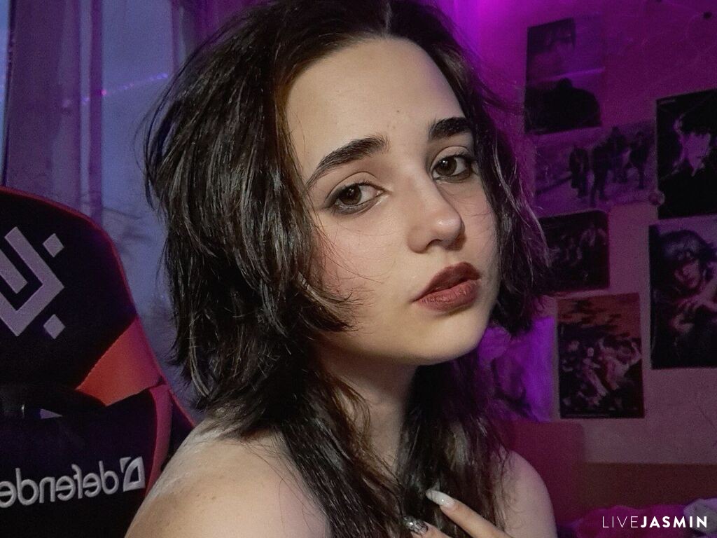 Cam girl profile image for MozellLujano
