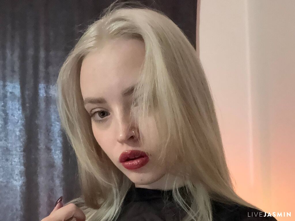 MunaLoon live cam girl profile