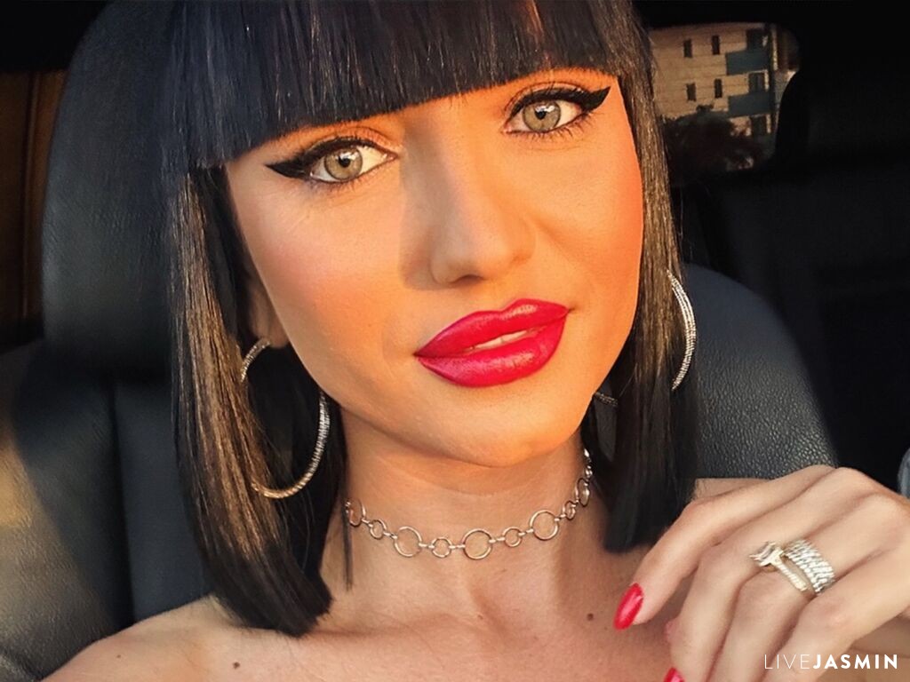 Cam girl profile image for MysticElly