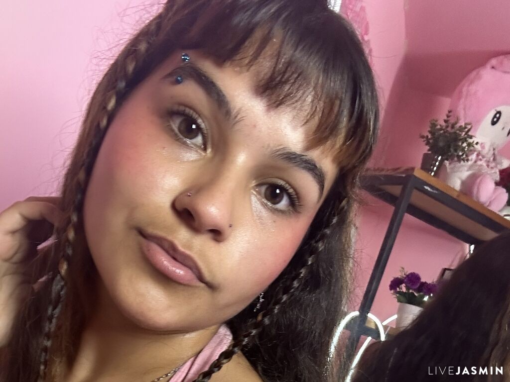 NamiVelle model profile and live status