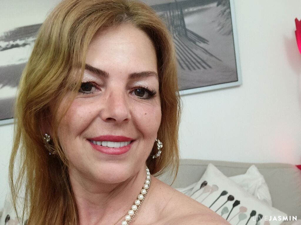 NathalieFare live chat profile