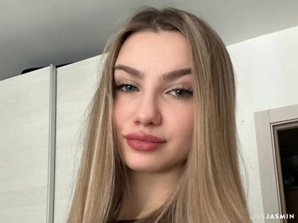 Cam girl profile image for NicoleAllen