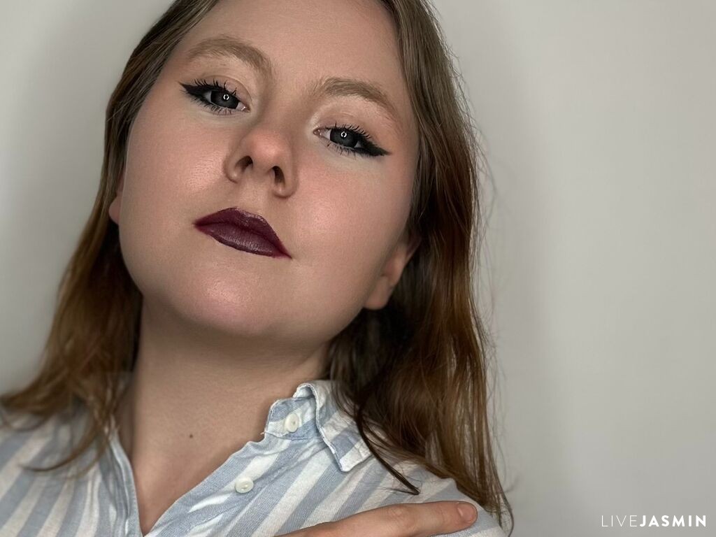 NicolleHortin model profile and live status