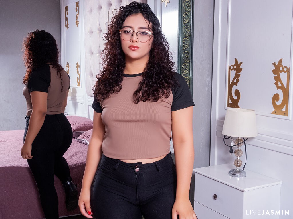 NicolleWest live cam girl profile