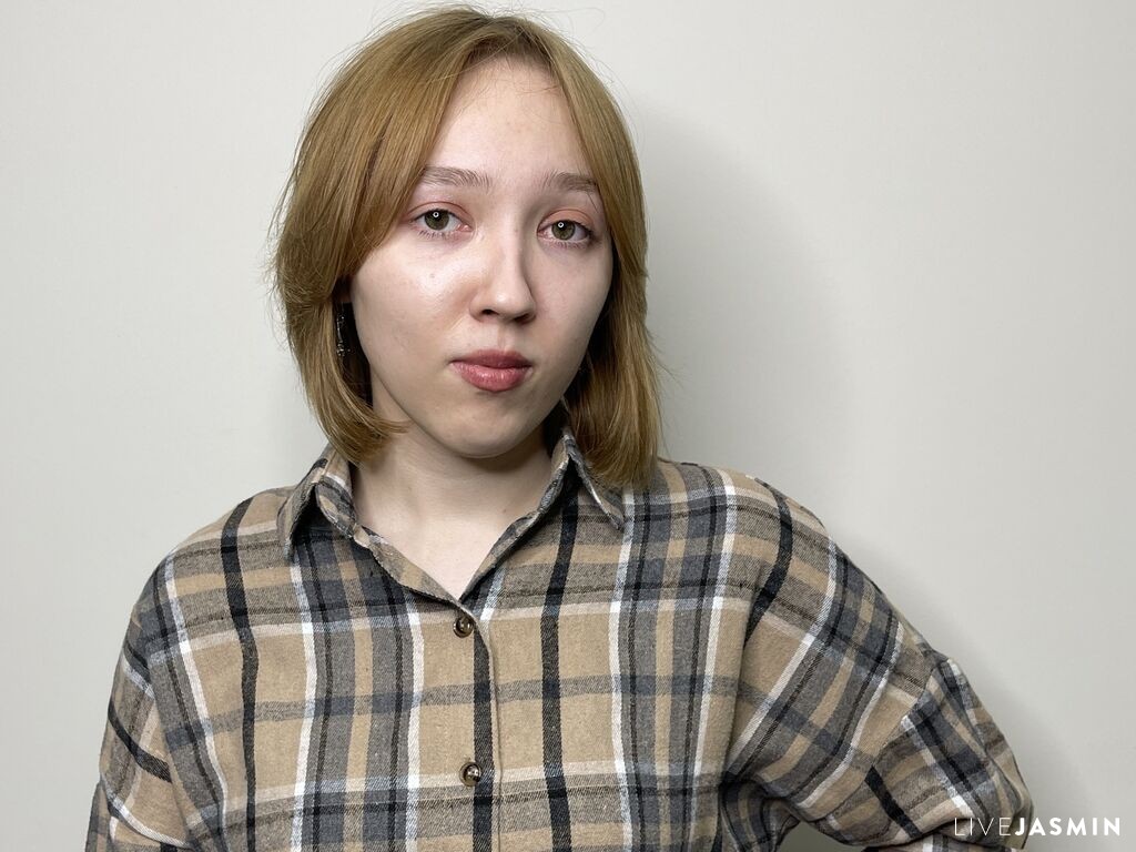NidaSimerly model profile and live status