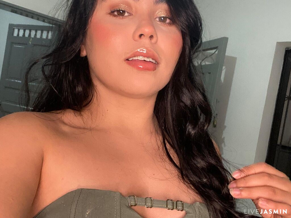 View NikkyBotero cam profile and live status