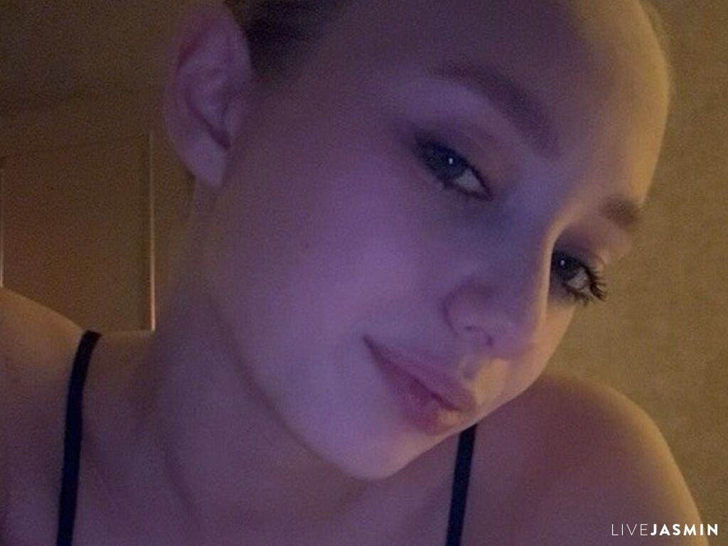 NinaSkirt model profile and live status