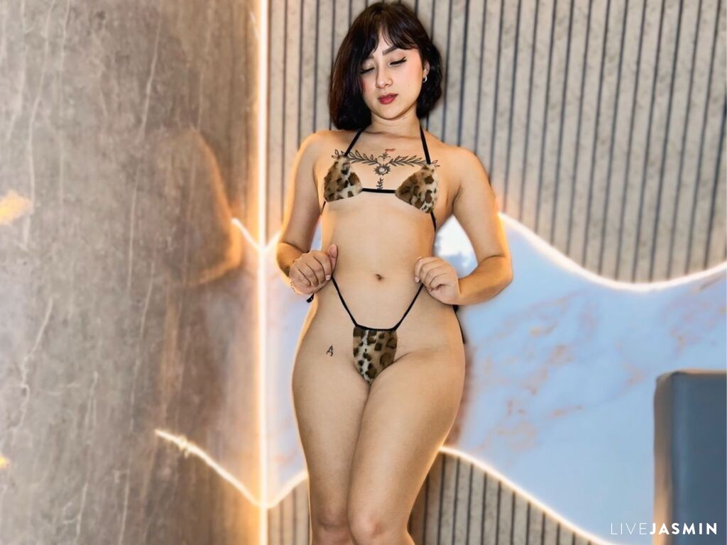 NinaWild live cam girl profile