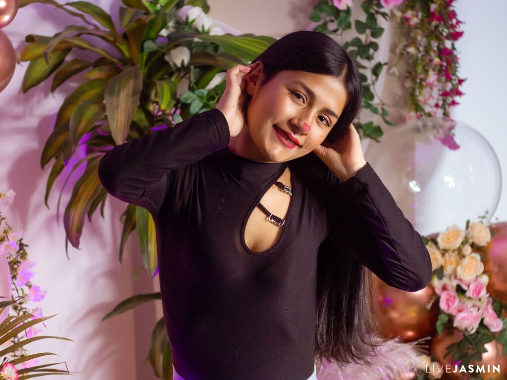Cam girl profile image for OriannaValens