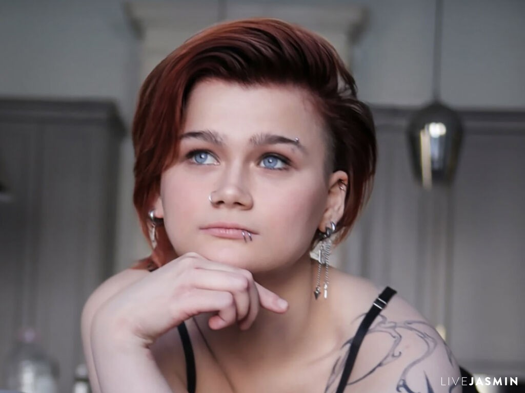 Featured LiveJasmin cam girl profile: PeachAveline