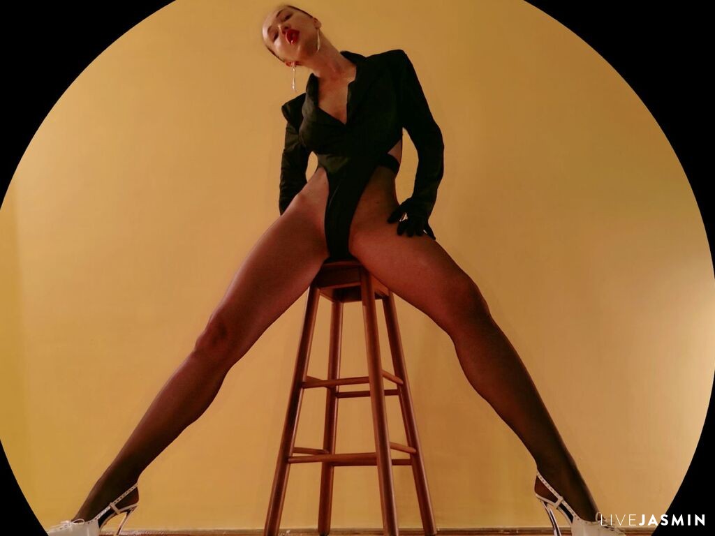 Cam girl profile image for PetraSosze