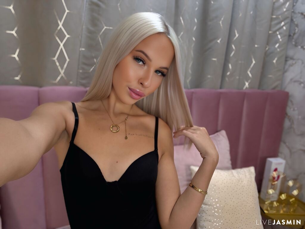 PollyElfi model profile and live status