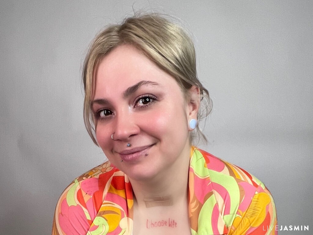 PoppyWolles model profile and live status