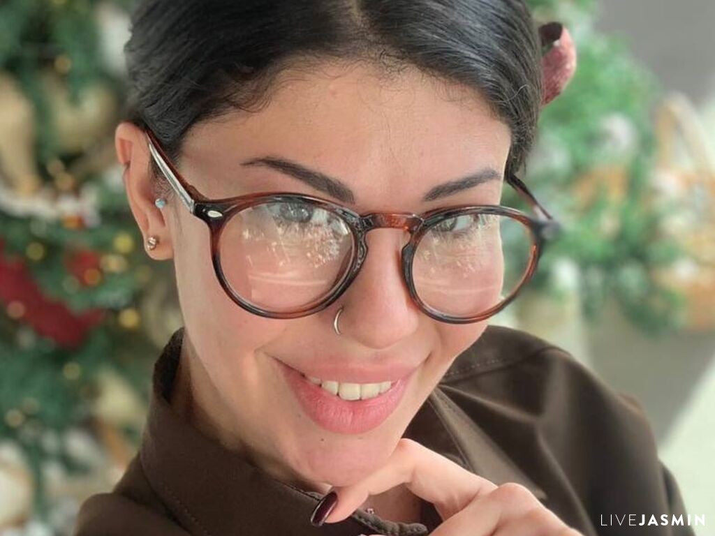 Featured LiveJasmin cam girl profile: RebeccaLuxy
