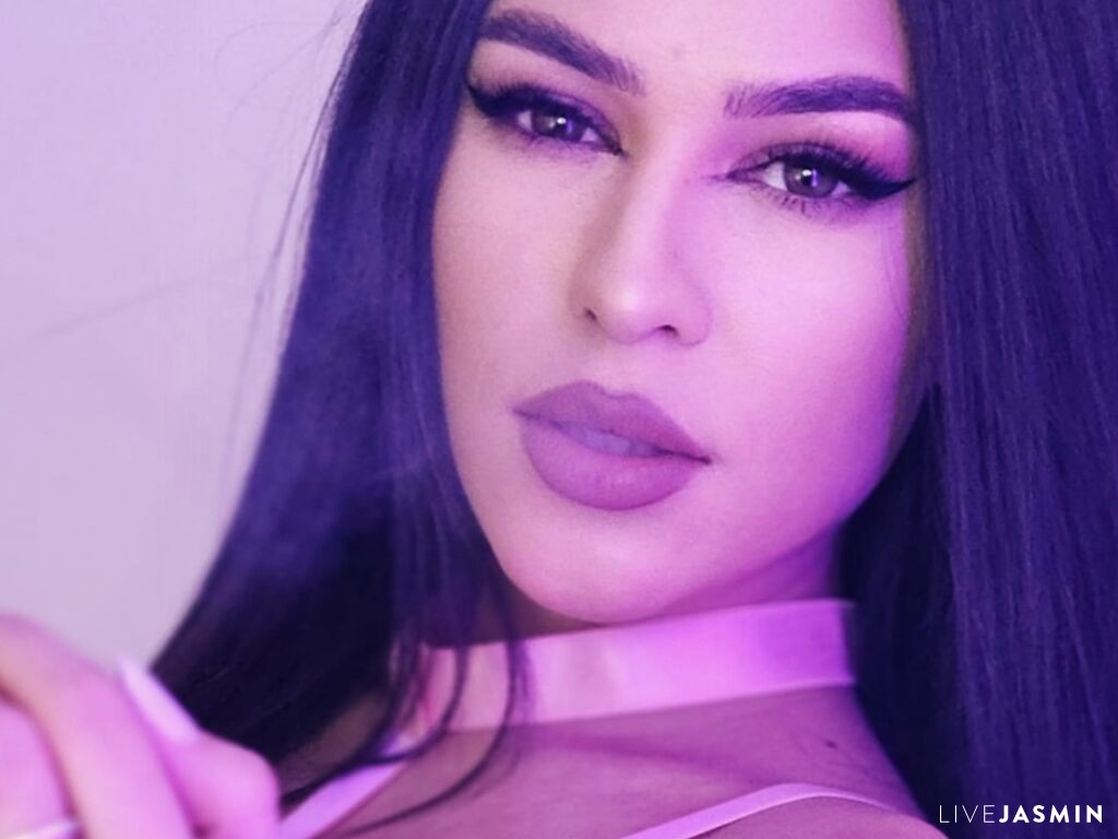 ReyaBaines model profile and live status