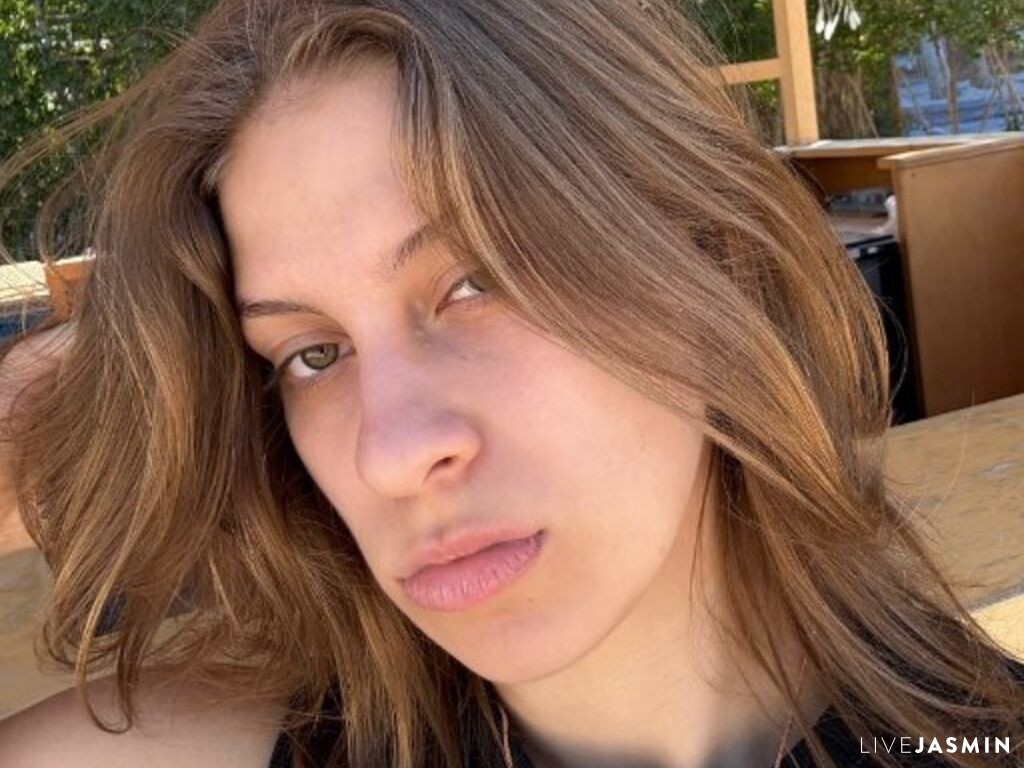 View RhiannonLinko live cam profile