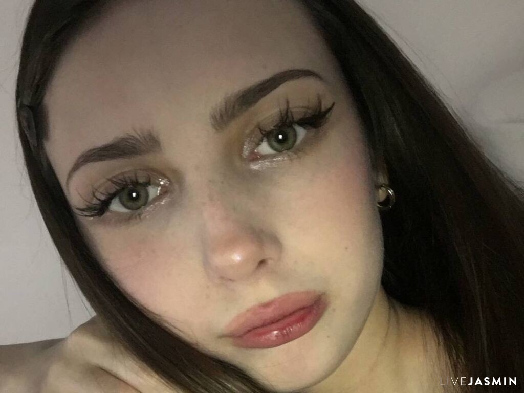 Cam girl profile image for RivaWhittall