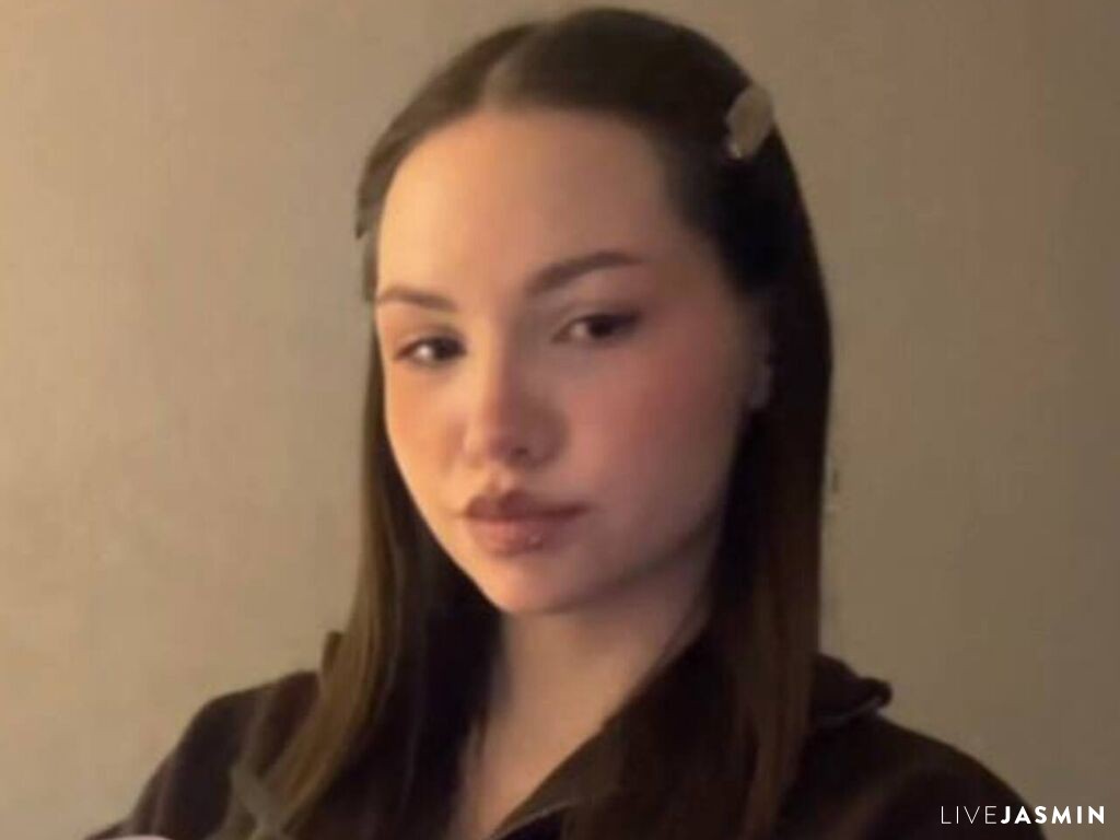 RolandeViscarra model profile and live status