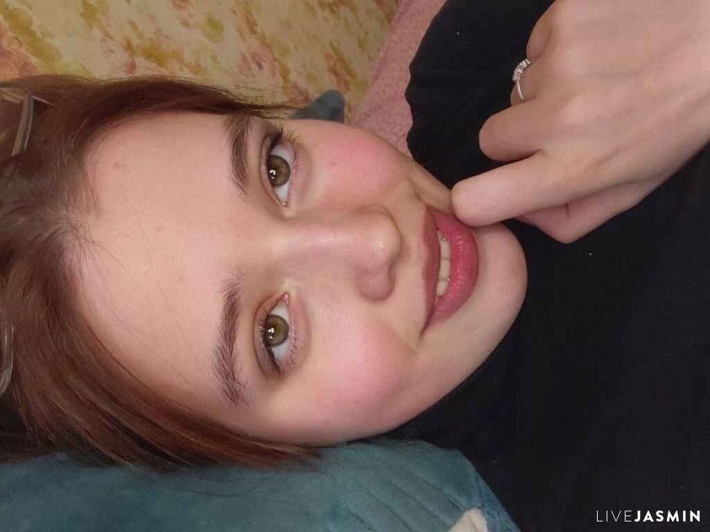 Cam girl profile image for RosalieKukene