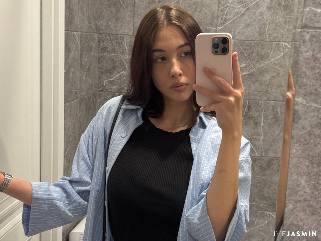 View RosalindaTopacio cam profile and live status