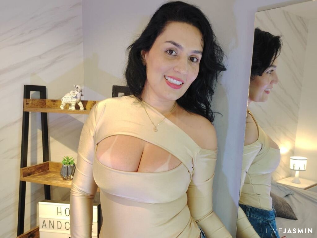 Cam girl profile image for RoseVergara