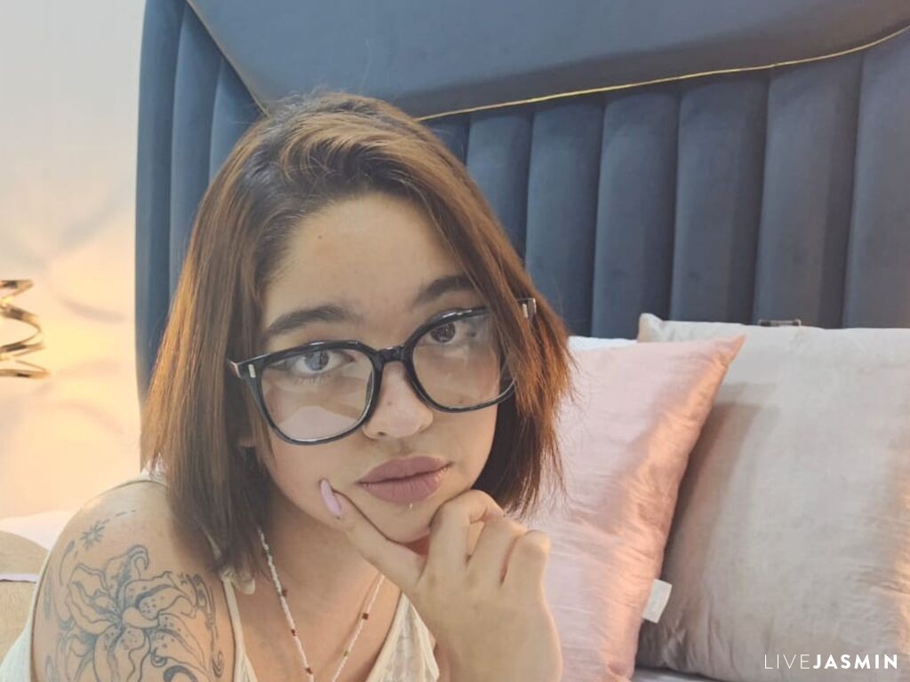 RosseLynn model profile and live status