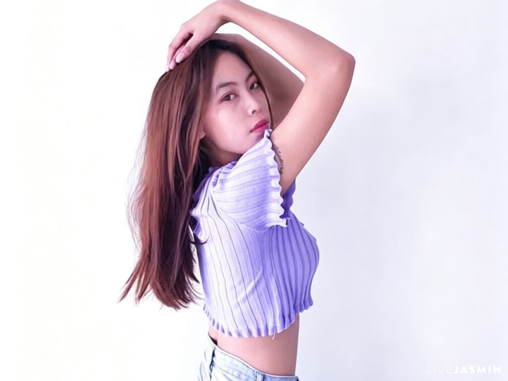 Cam girl profile image for RowenaYan