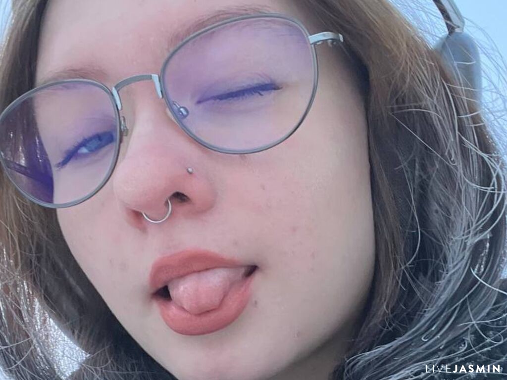 RoxannRabenstein model profile and live status
