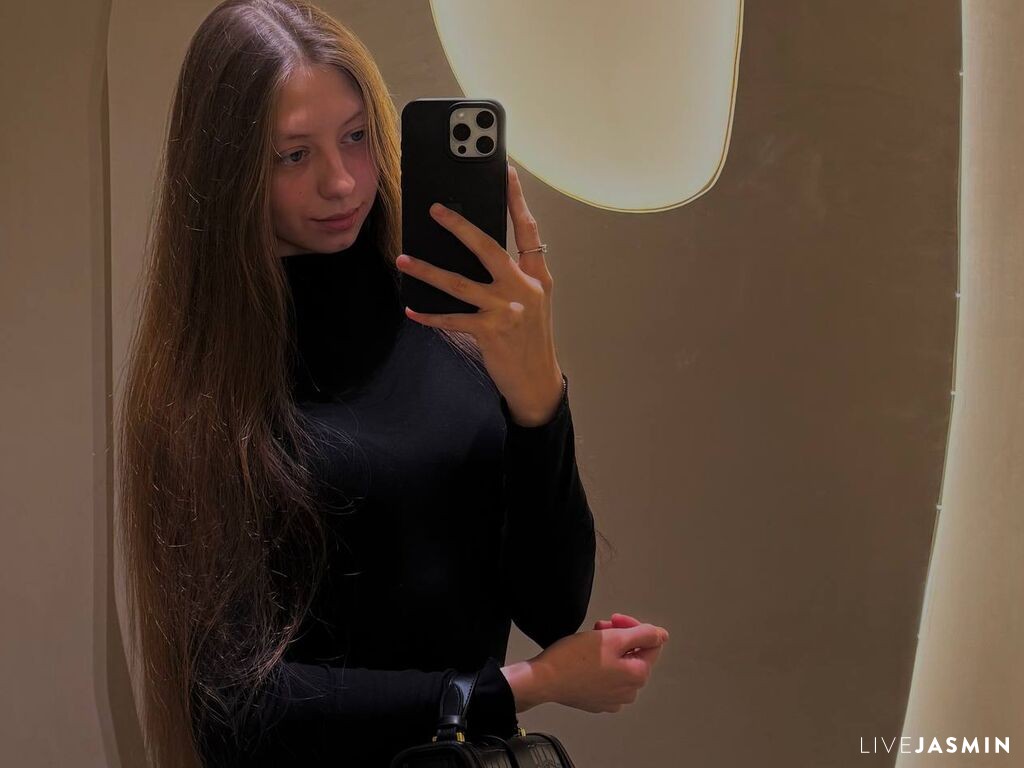 View RoxanneSpector live cam profile