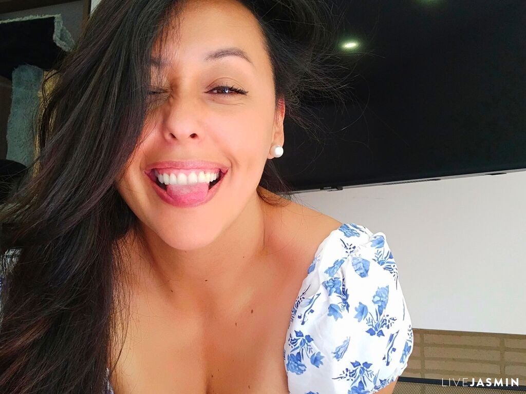 SaharaGarcia LiveJasmin model profile