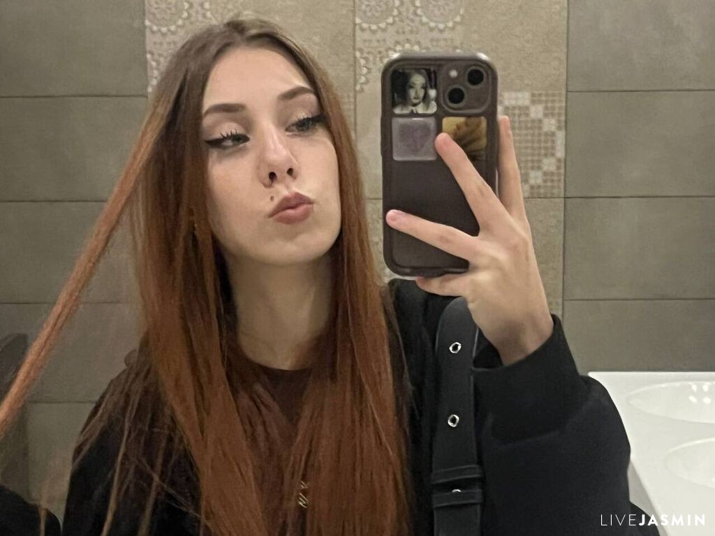 Cam girl profile image for SantinaMohney