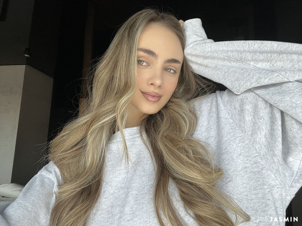 Browse SaraLinton live chat profile