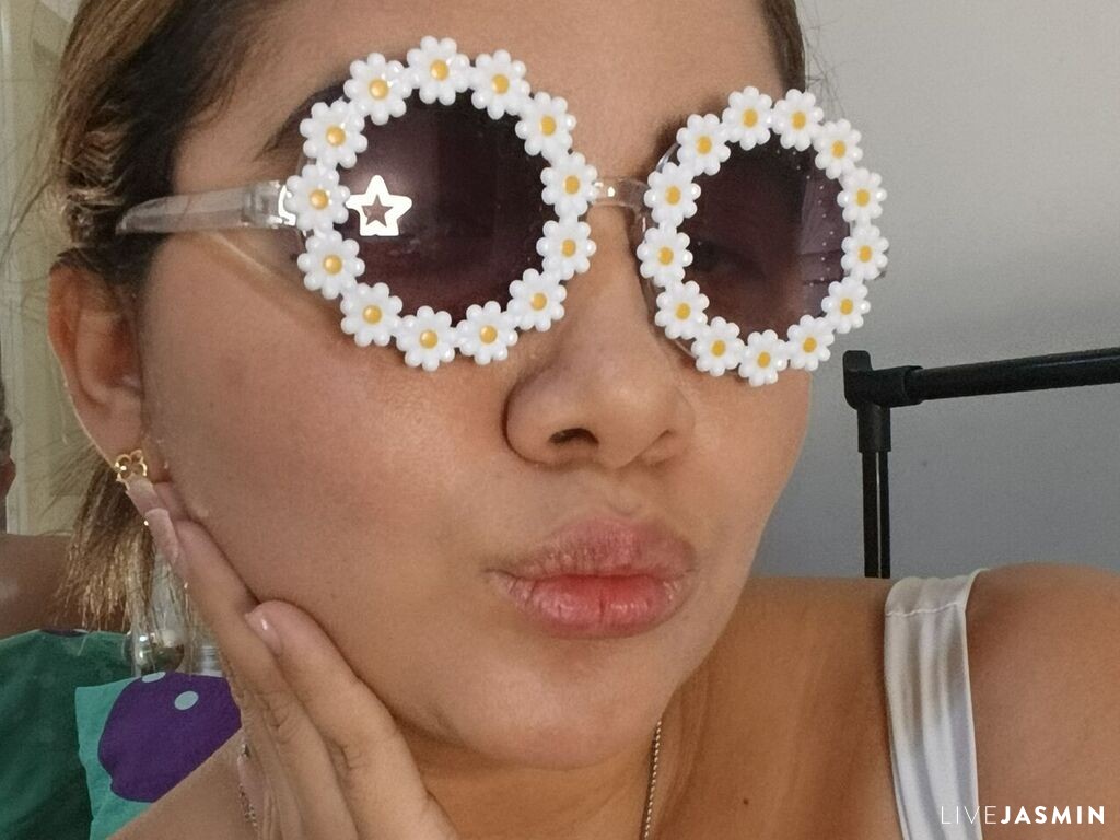 Cam girl profile image for SarahCharms