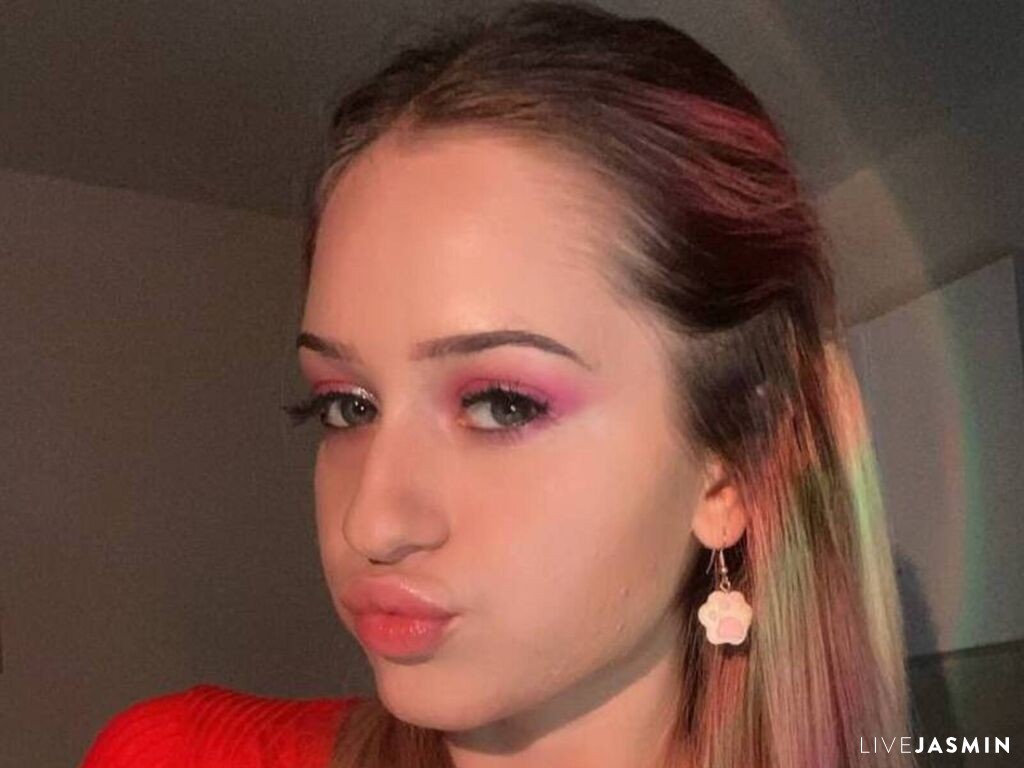 Cam girl profile image for SarahDrew