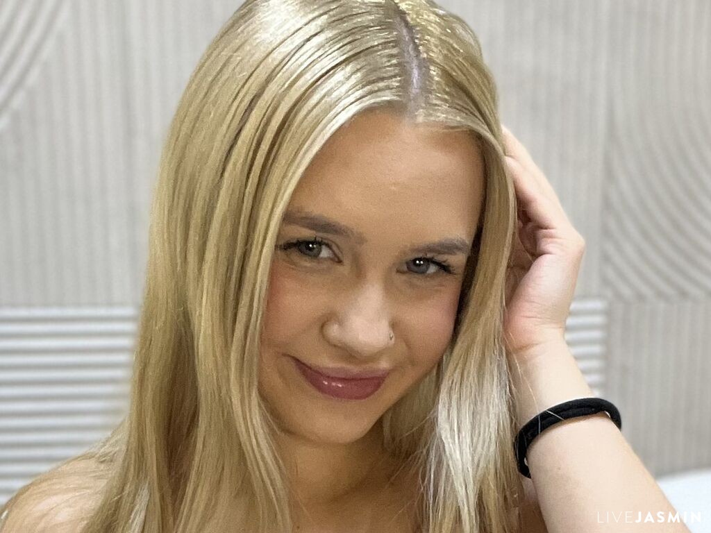 SarrahSky live cam girl profile